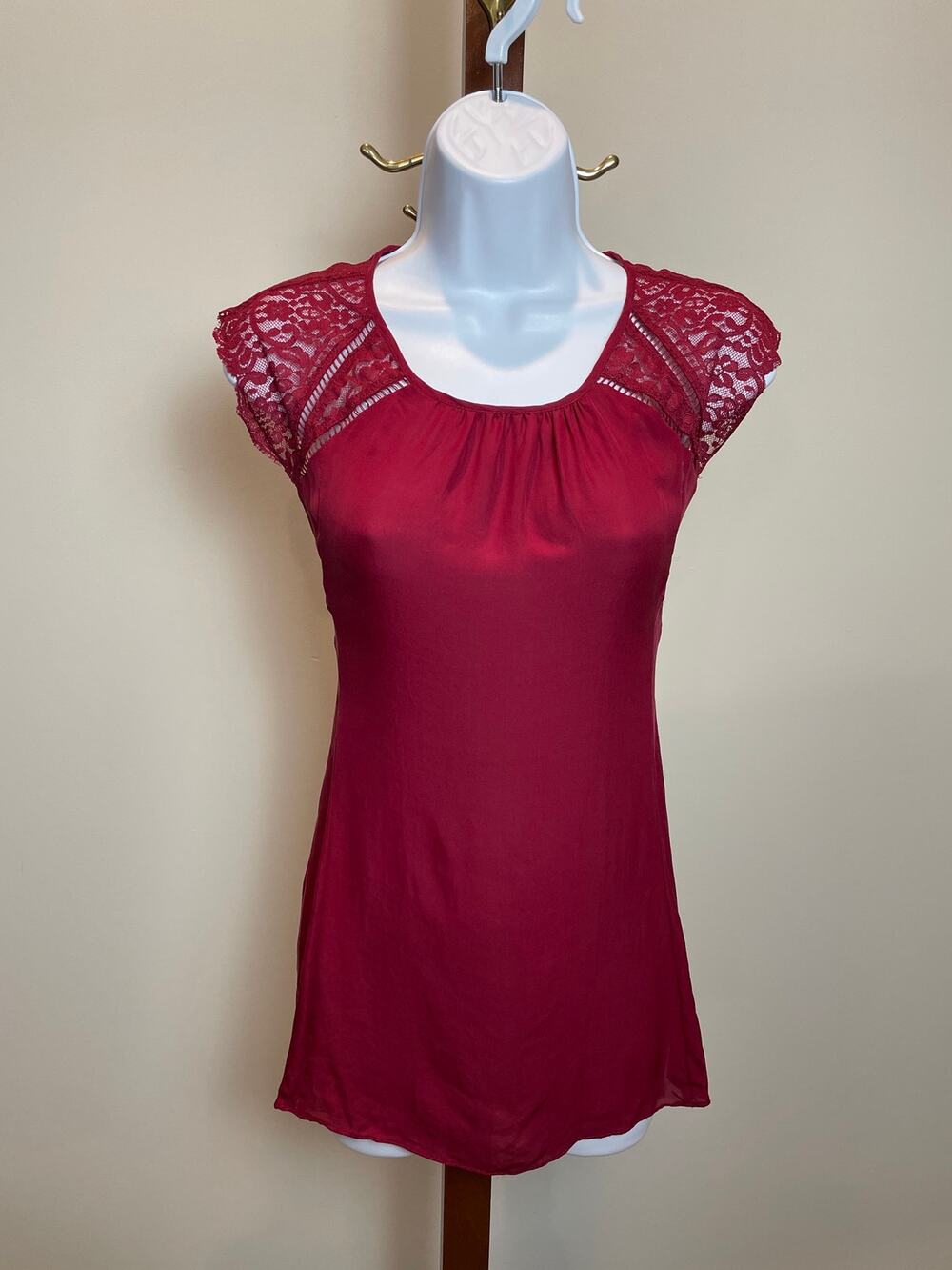 White House Black Market Red Silk Blouse Size S Lace Shoulder High Low